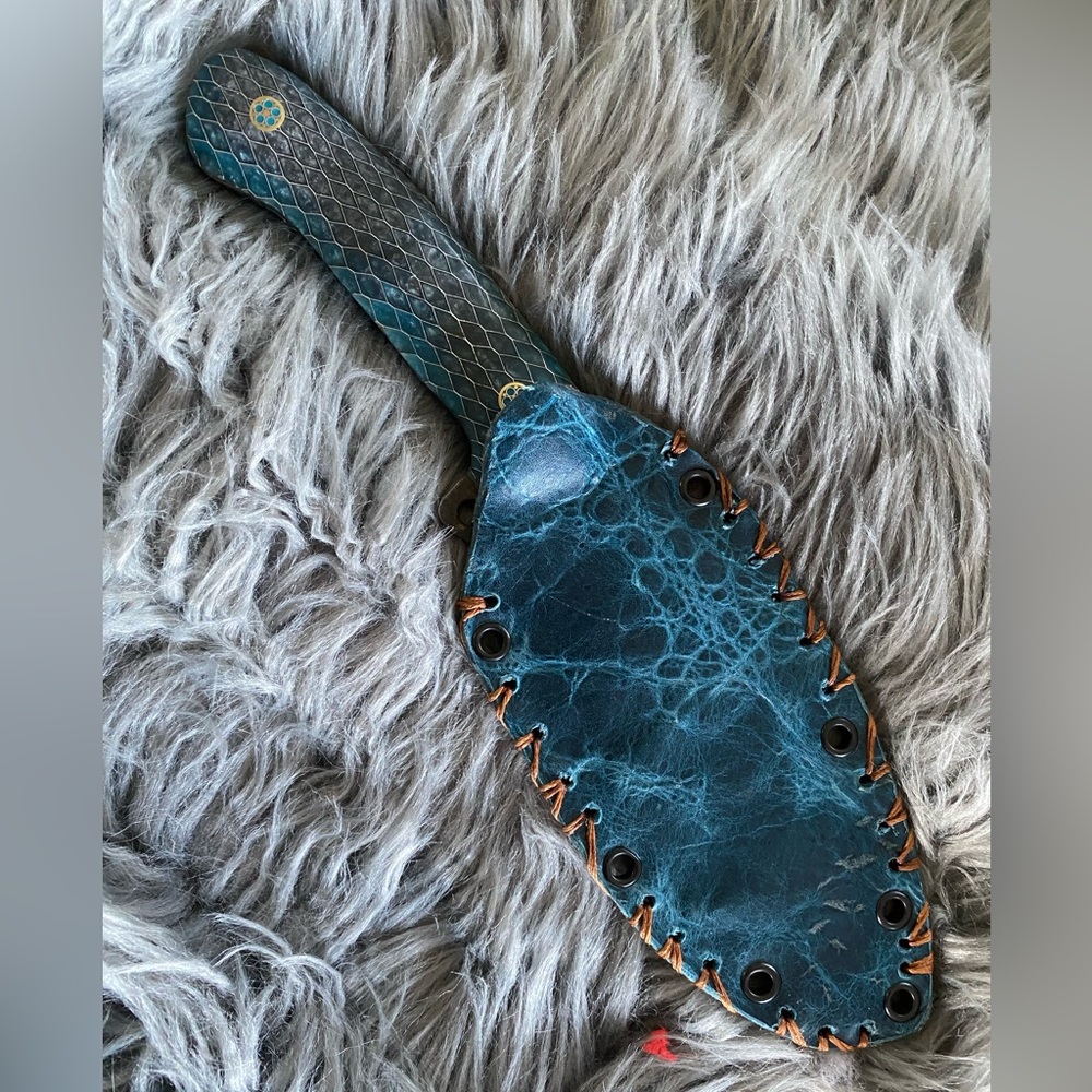 Hand made Knife. Hunting, Fishing, Collector piece.  Very sharp! Lots of detail